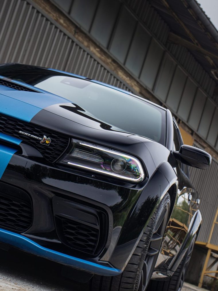 Zdjęcie czarnego Dodge Chargera Scat Pack Widebody z niebieskim pasem, przesłane przez klienta