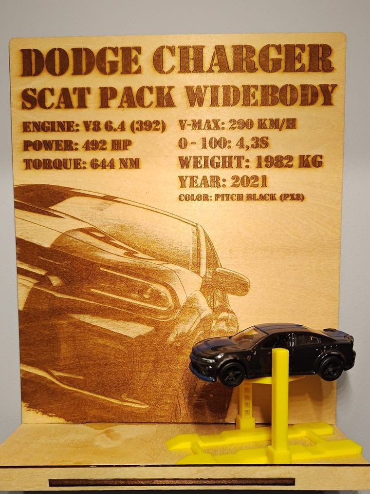 Gotowy ekspozytor z grawerem tego samego Dodge Chargera i modelem samochodu w skali 1:64 na drukowanym podnośniku